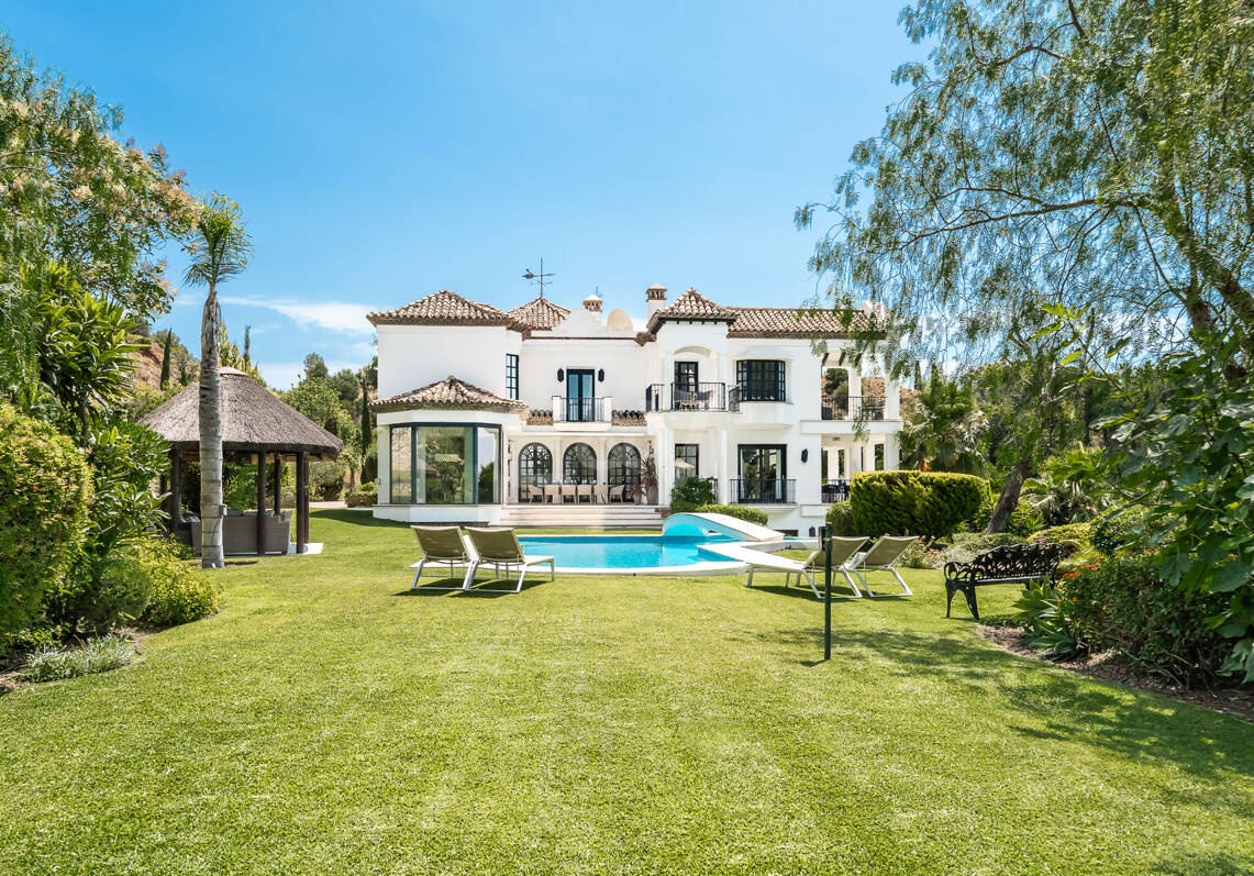 Villa de estilo andaluz con privacidad inigualable y vistas panorámicas al mar