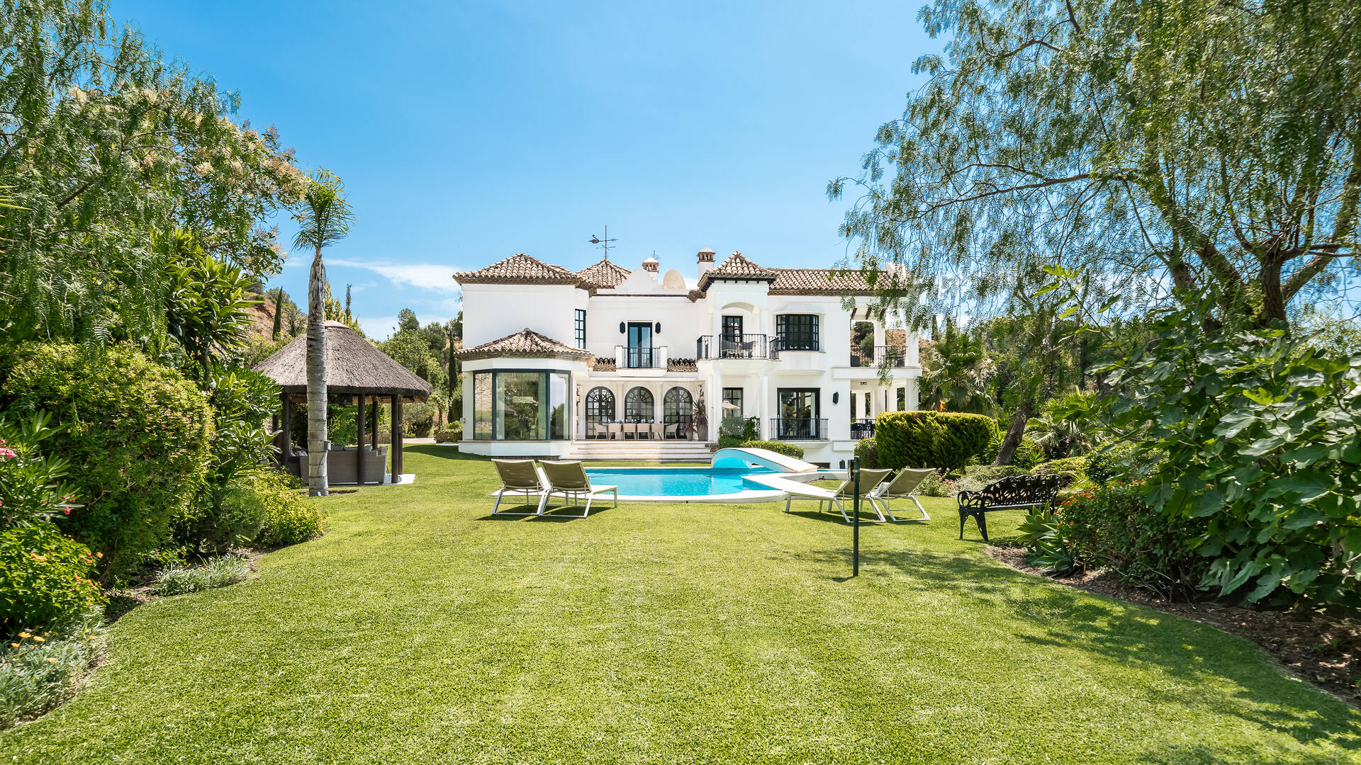 Villa im andalusischen Stil mit unvergleichlicher Privatsphäre und Panoramablick auf das Meer
