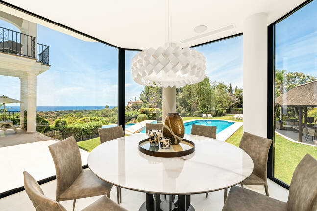 Villa im andalusischen Stil mit unvergleichlicher Privatsphäre und Panoramablick auf das Meer