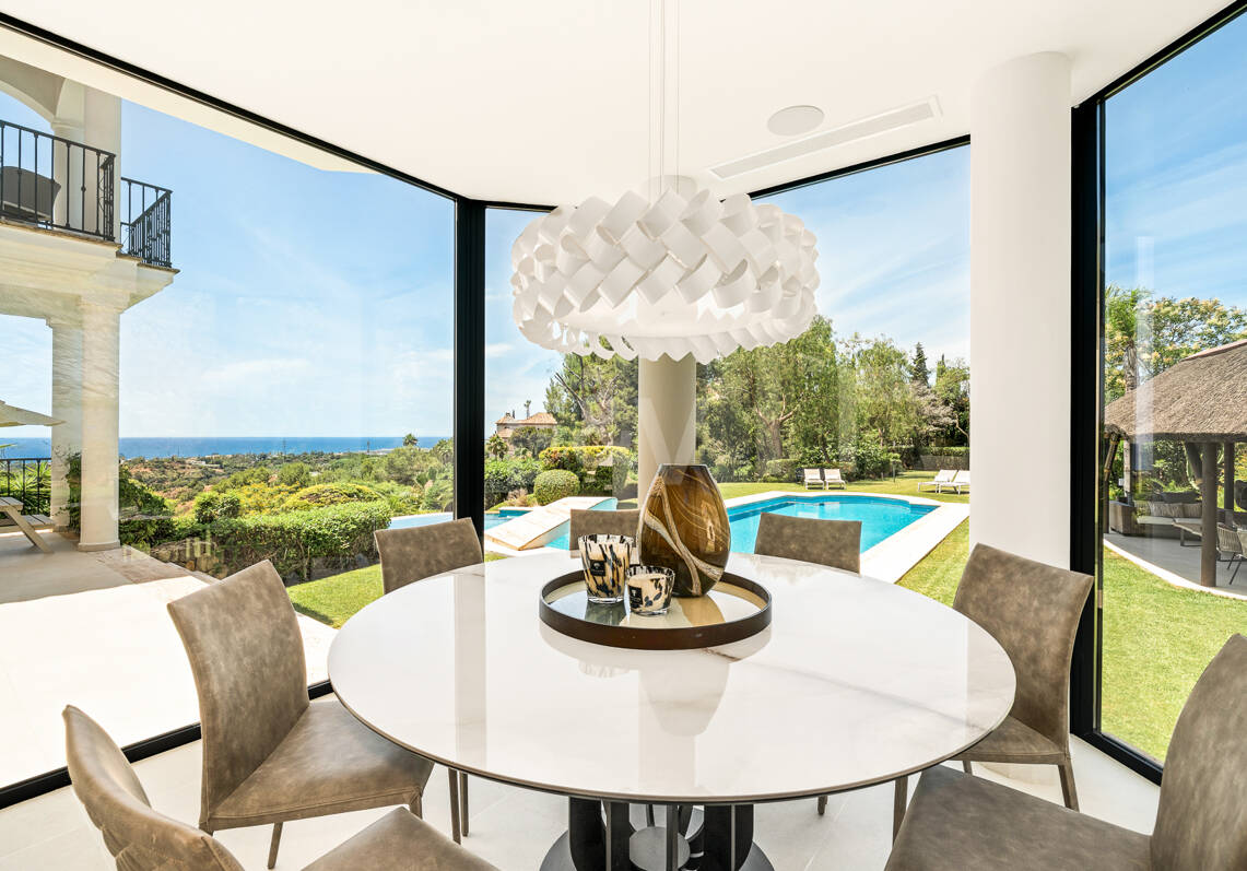 Villa de estilo andaluz con privacidad inigualable y vistas panorámicas al mar