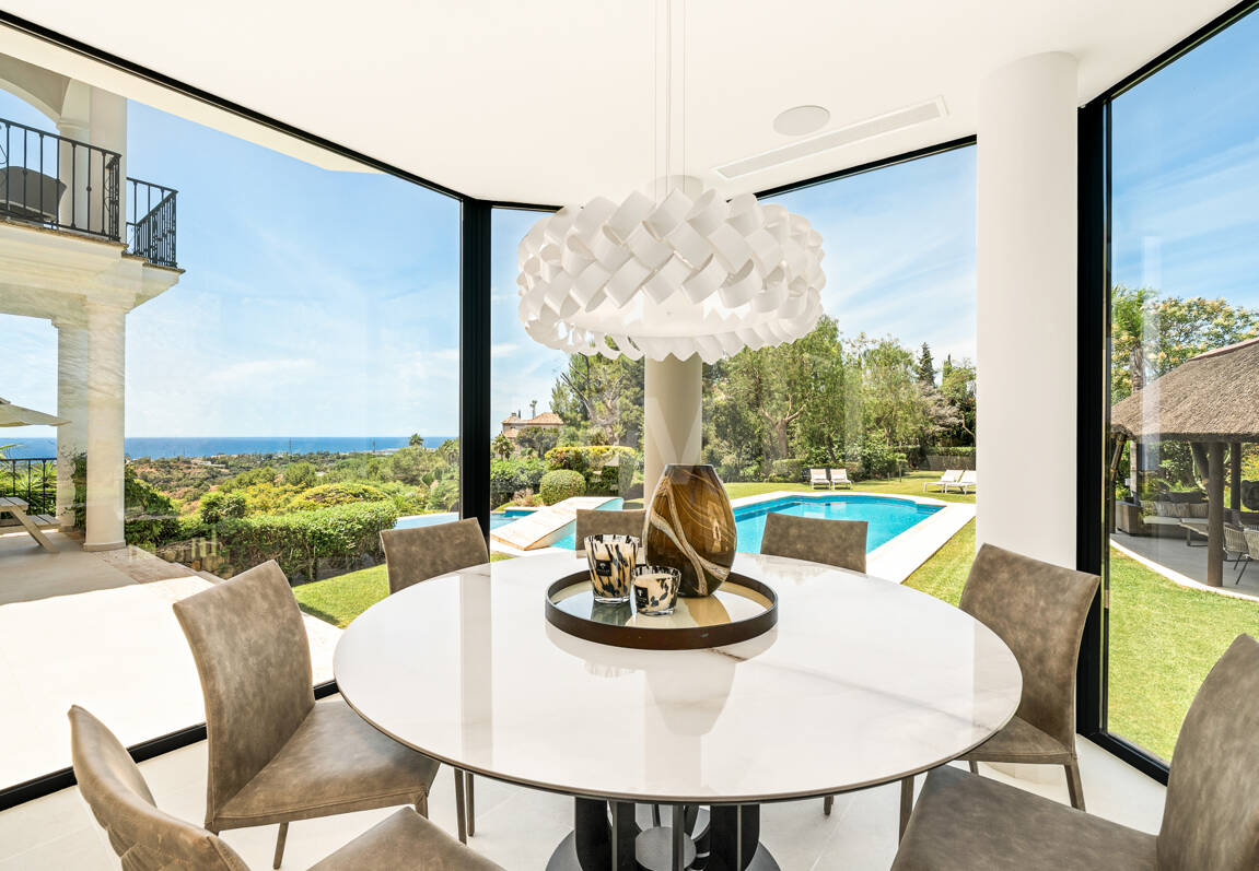 Villa im andalusischen Stil mit unvergleichlicher Privatsphäre und Panoramablick auf das Meer