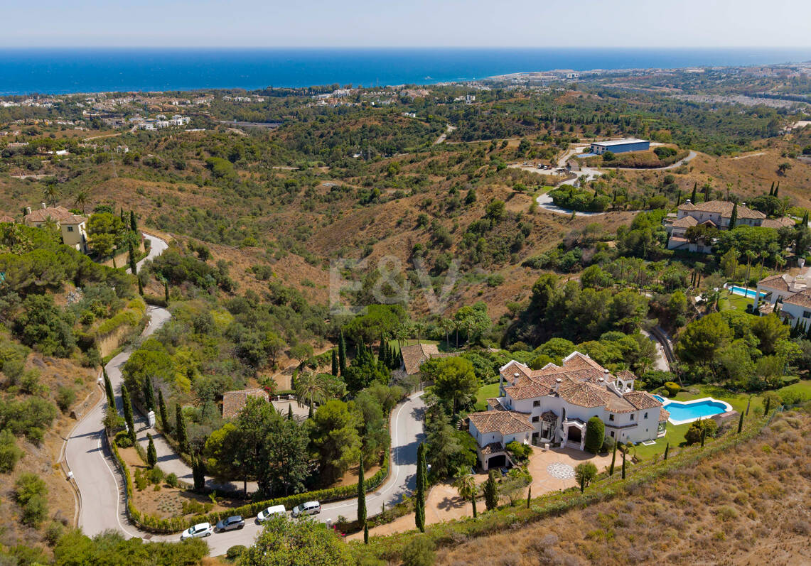 Villa de estilo andaluz con privacidad inigualable y vistas panorámicas al mar