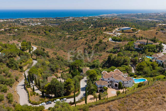 Villa de estilo andaluz con privacidad inigualable y vistas panorámicas al mar