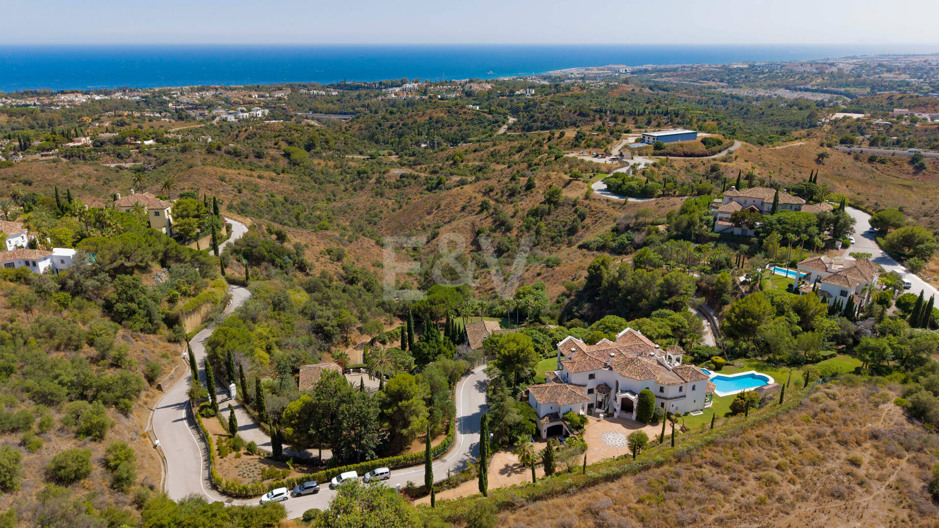 Villa de estilo andaluz con privacidad inigualable y vistas panorámicas al mar