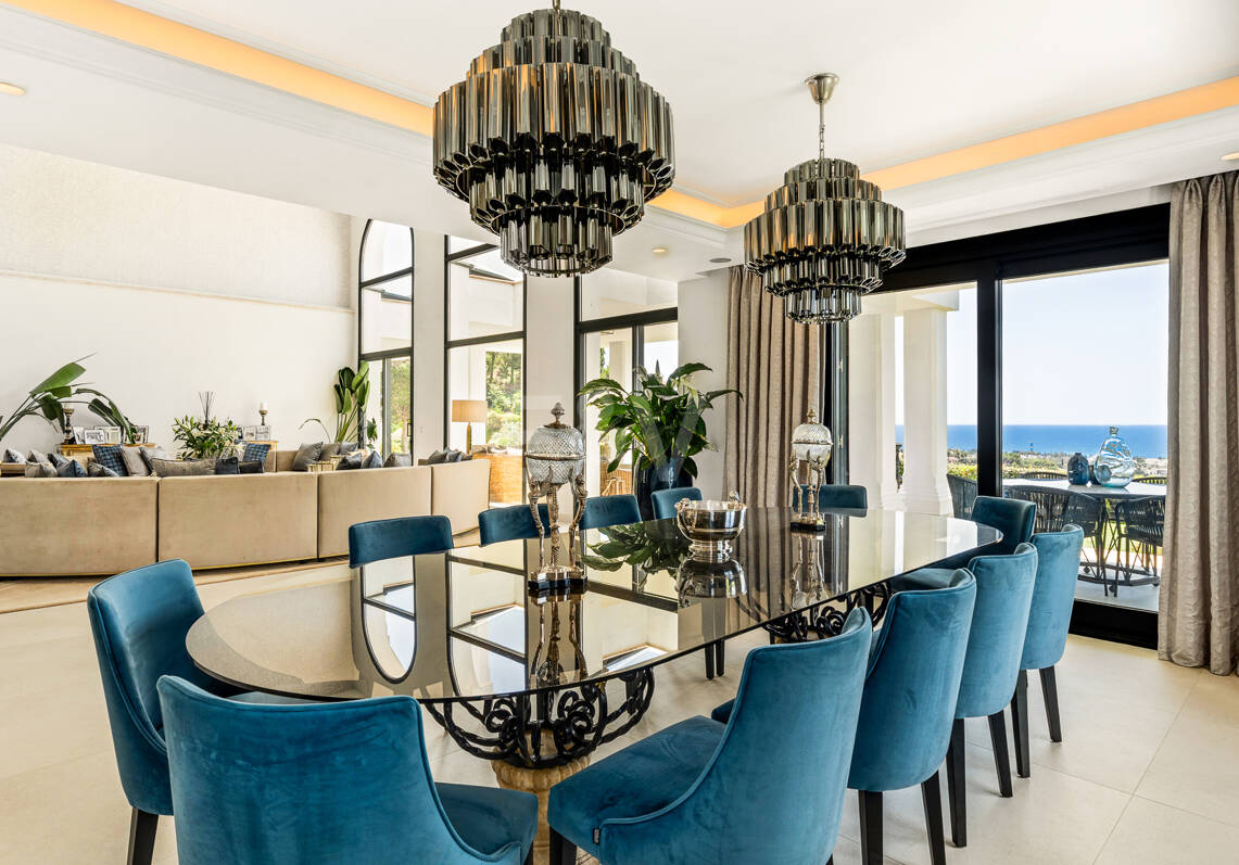 Villa de estilo andaluz con privacidad inigualable y vistas panorámicas al mar