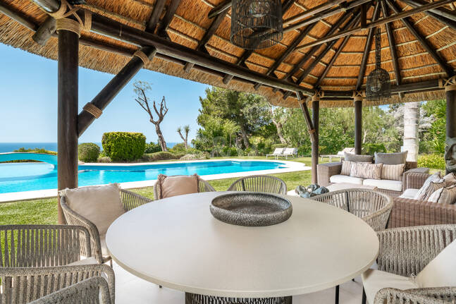 Villa im andalusischen Stil mit unvergleichlicher Privatsphäre und Panoramablick auf das Meer