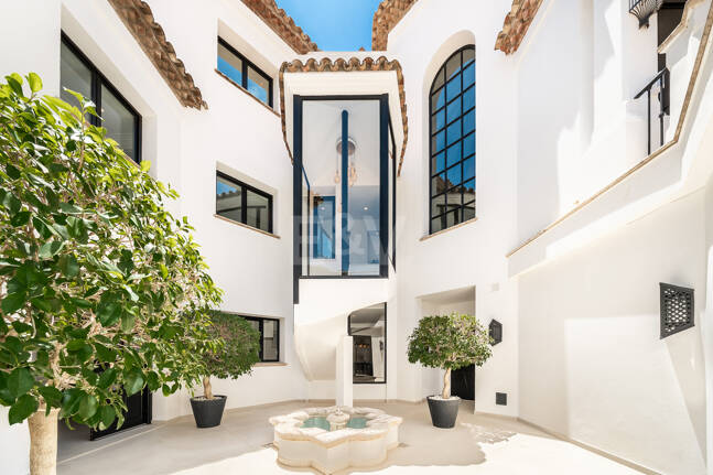 Villa im andalusischen Stil mit unvergleichlicher Privatsphäre und Panoramablick auf das Meer