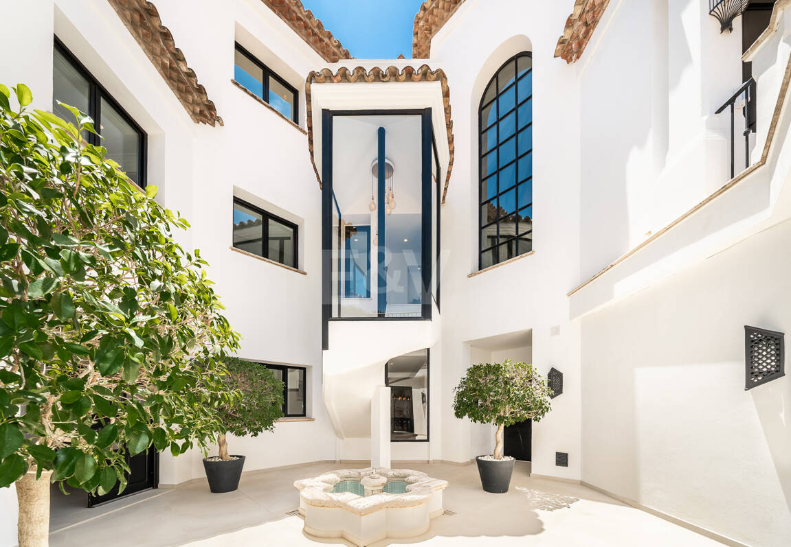Villa im andalusischen Stil mit unvergleichlicher Privatsphäre und Panoramablick auf das Meer