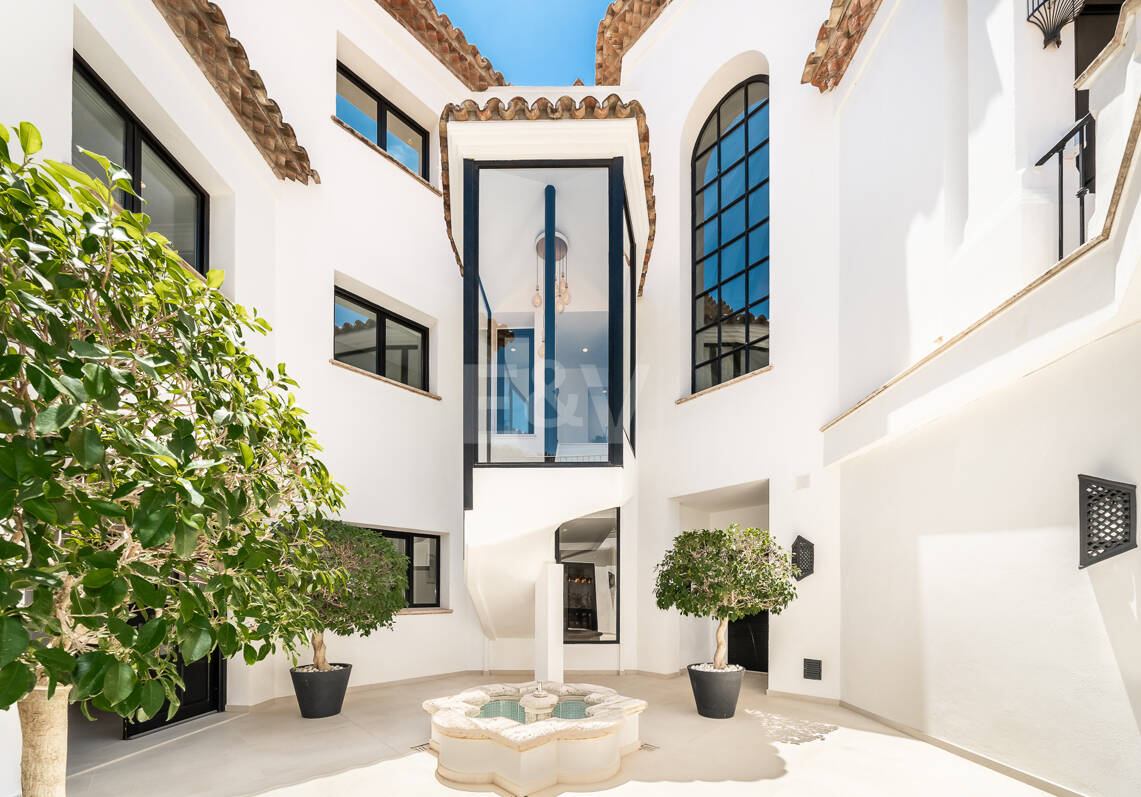 Villa de estilo andaluz con privacidad inigualable y vistas panorámicas al mar