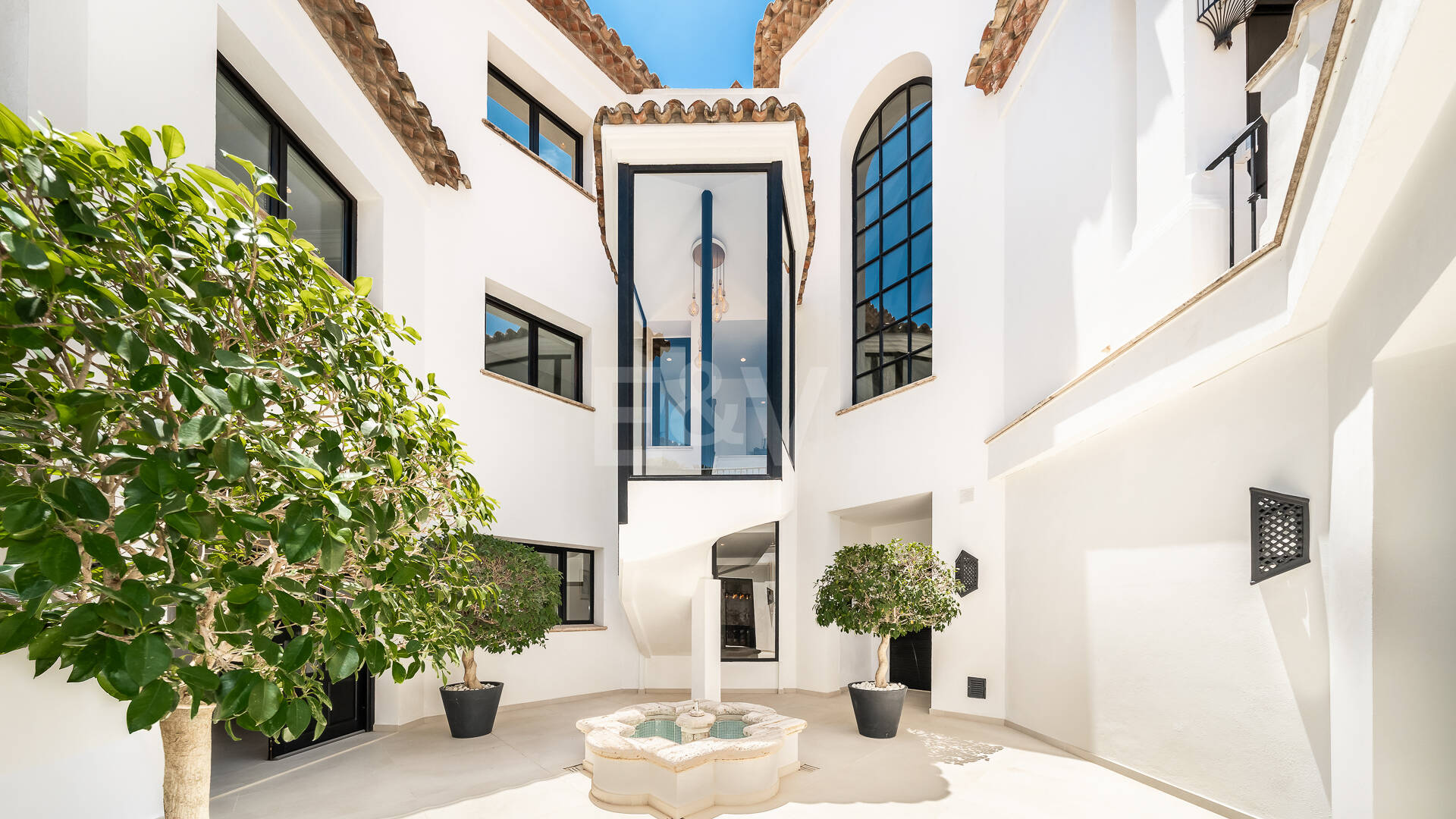 Villa im andalusischen Stil mit unvergleichlicher Privatsphäre und Panoramablick auf das Meer