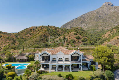 Villa de estilo andaluz con privacidad inigualable y vistas panorámicas al mar