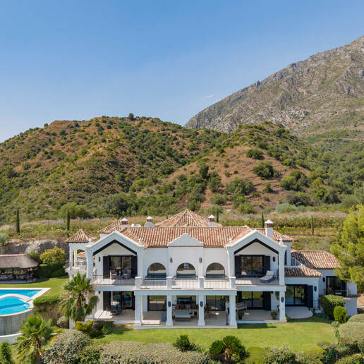 Villa de estilo andaluz con privacidad inigualable y vistas panorámicas al mar