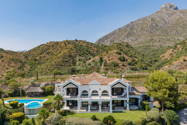 Villa de estilo andaluz con privacidad inigualable y vistas panorámicas al mar