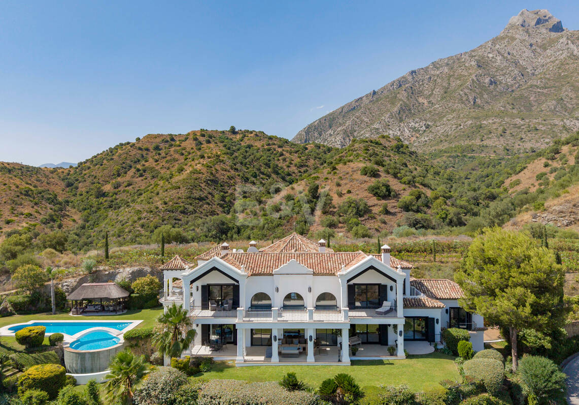 Villa de estilo andaluz con privacidad inigualable y vistas panorámicas al mar