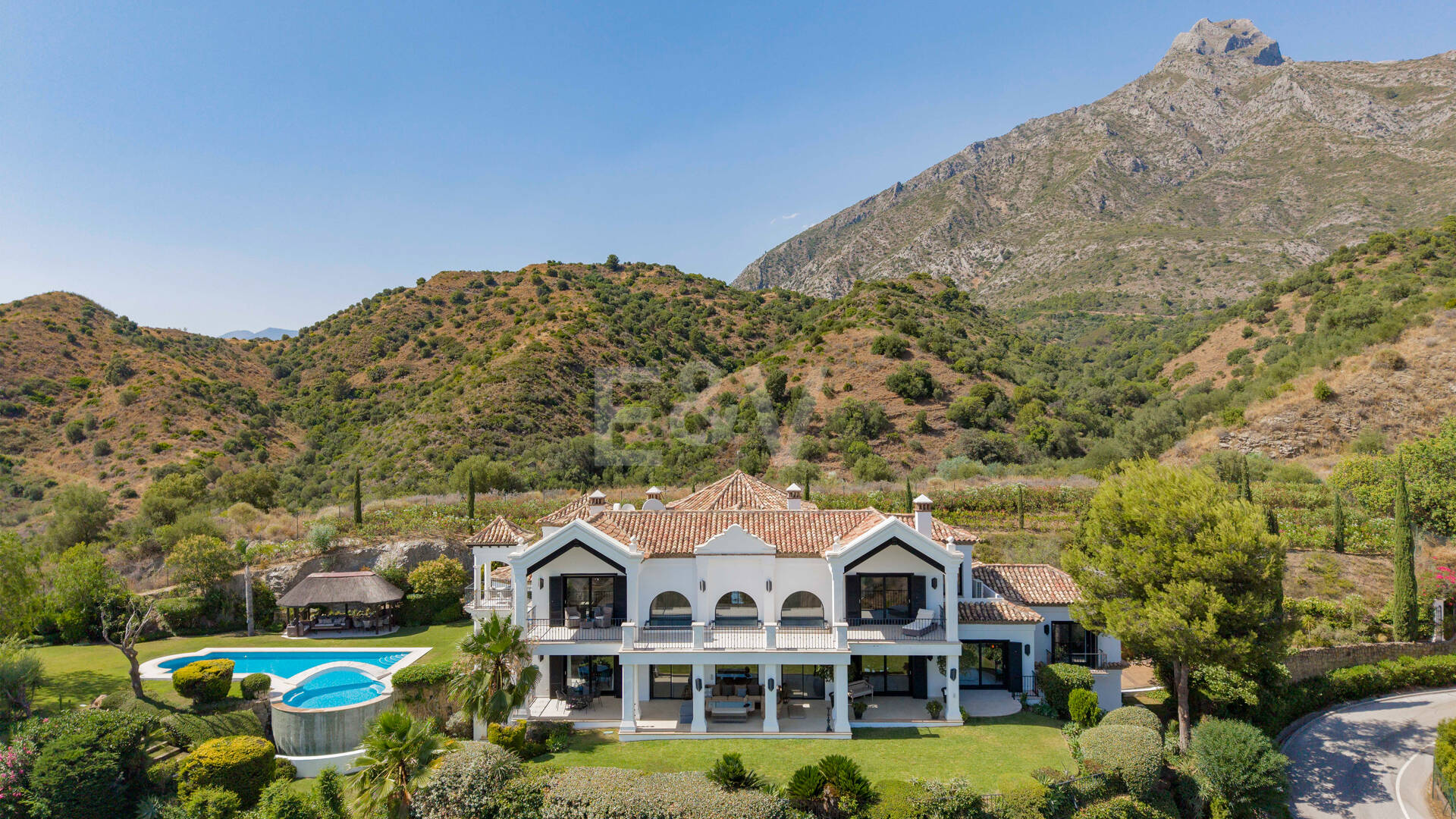 Villa de estilo andaluz con privacidad inigualable y vistas panorámicas al mar