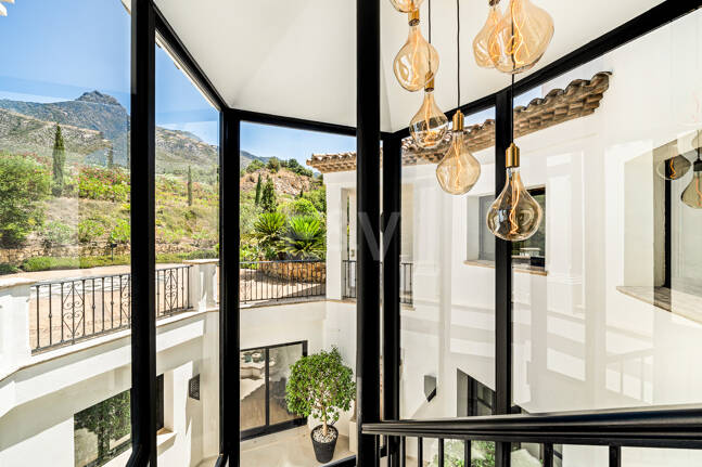 Villa im andalusischen Stil mit unvergleichlicher Privatsphäre und Panoramablick auf das Meer