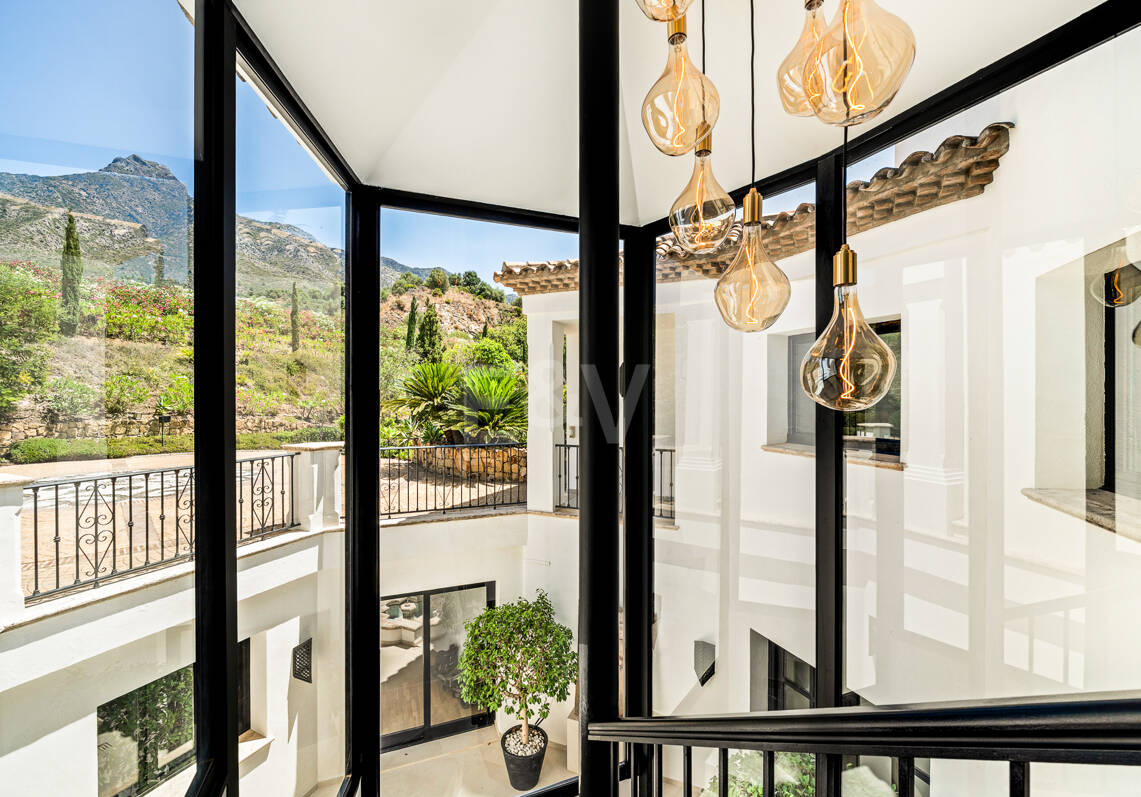 Villa de estilo andaluz con privacidad inigualable y vistas panorámicas al mar
