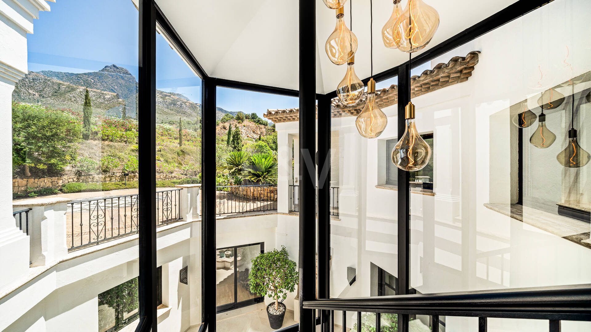 Villa im andalusischen Stil mit unvergleichlicher Privatsphäre und Panoramablick auf das Meer