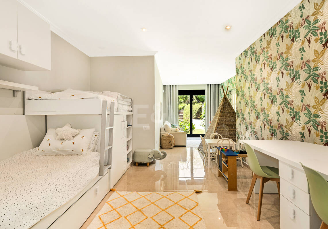 Villa de estilo andaluz con privacidad inigualable y vistas panorámicas al mar