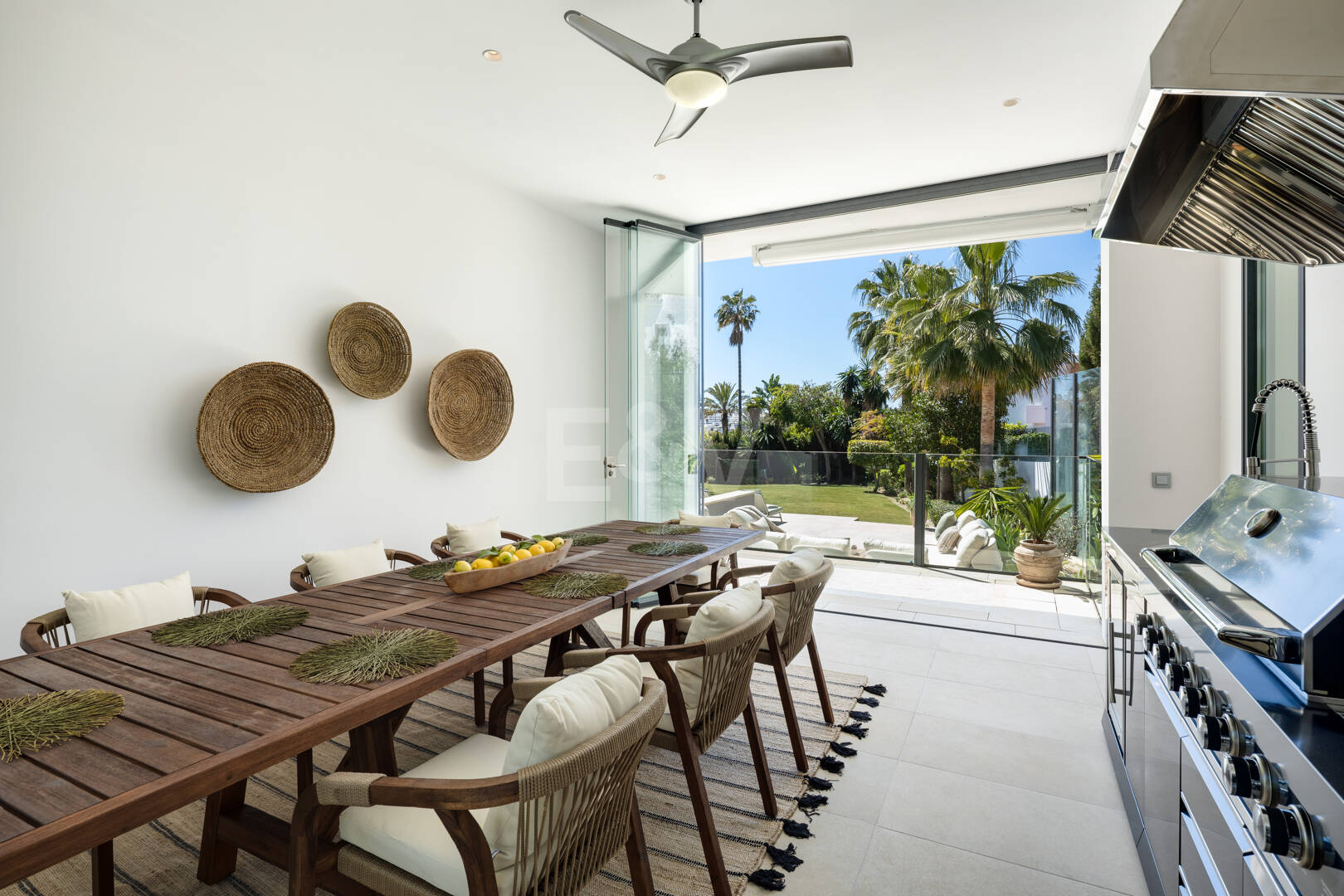 Villa contemporánea en Parcelas del Golf, con diseño, privacidad y potencial de alquiler