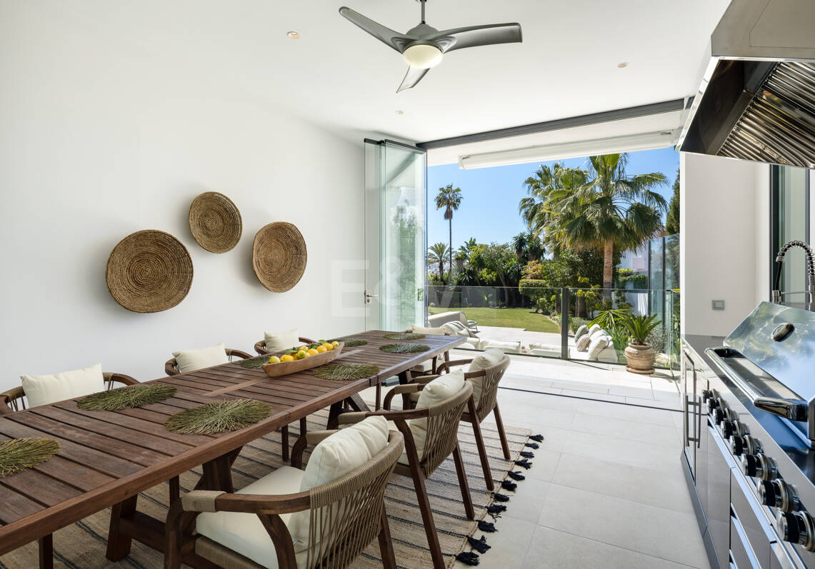 Villa moderna en una exclusiva zona residencial cerrada en Aloha , Parcelas del Golf con apartamento de invitados y potencial de alquiler