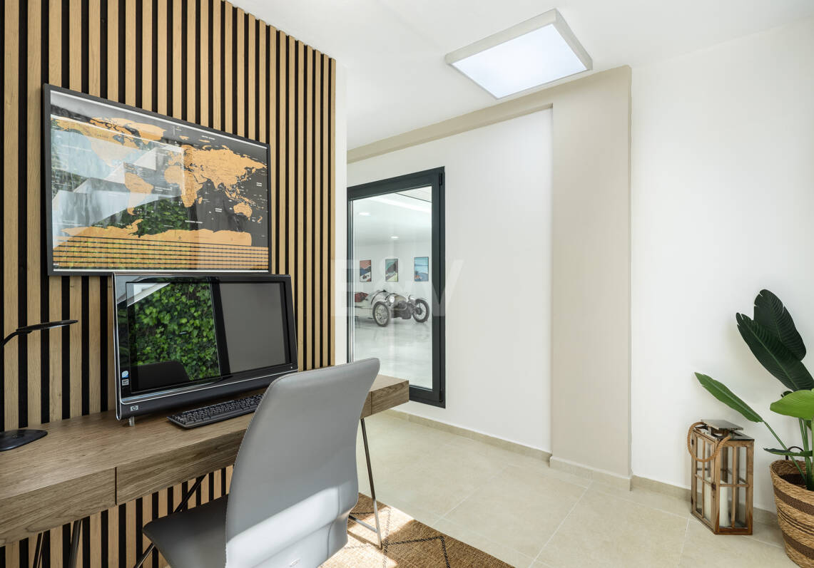Villa moderna en una exclusiva zona residencial cerrada en Aloha , Parcelas del Golf con apartamento de invitados y potencial de alquiler