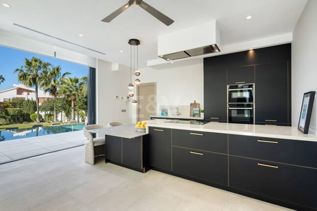 Villa contemporánea en Parcelas del Golf, con diseño, privacidad y potencial de alquiler