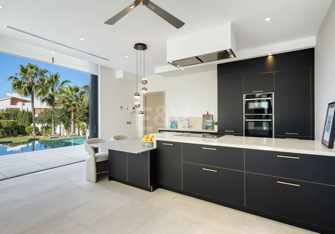 Villa moderna en una exclusiva zona residencial cerrada en Aloha , Parcelas del Golf con apartamento de invitados y potencial de alquiler