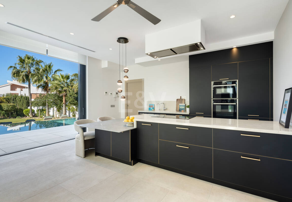 Villa contemporánea en Parcelas del Golf, con diseño, privacidad y potencial de alquiler