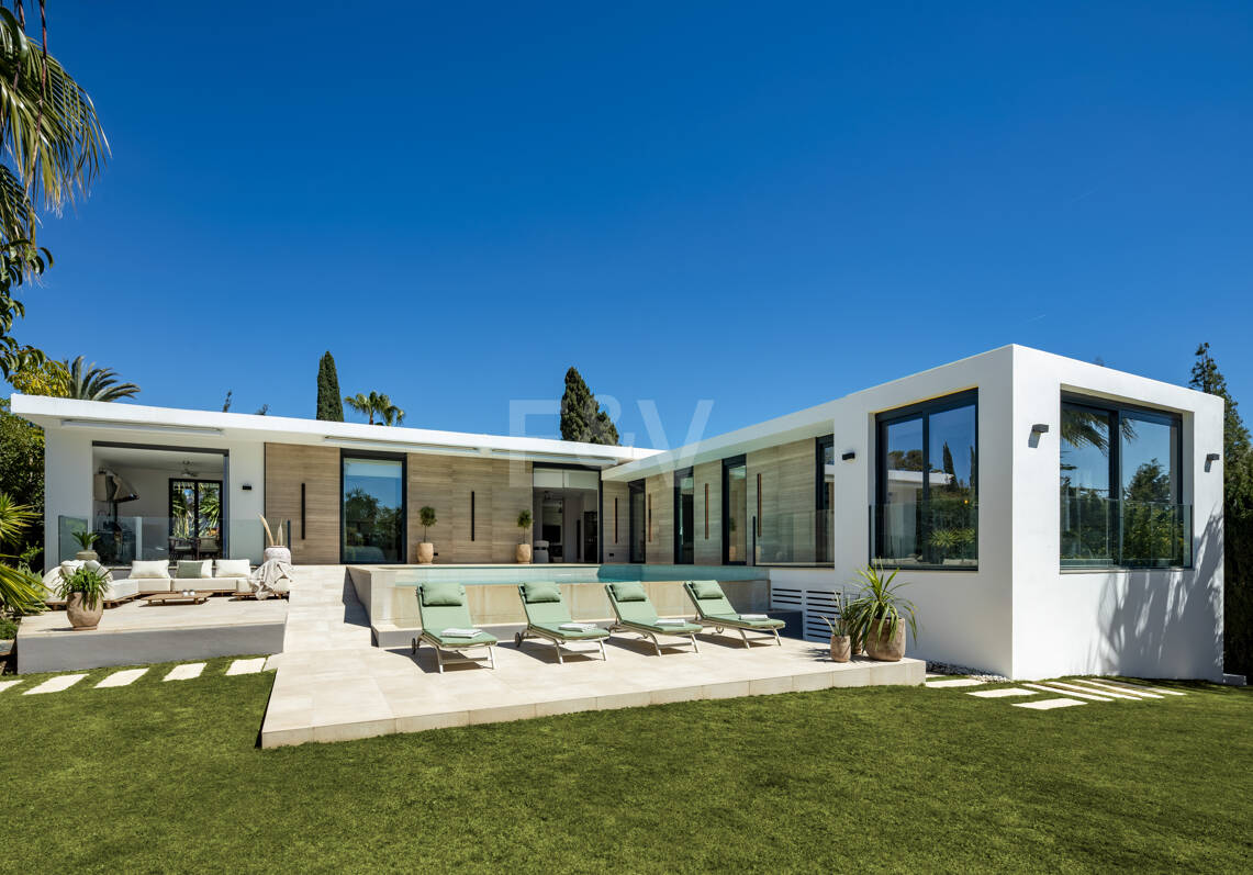 Villa moderna en una exclusiva zona residencial cerrada en Aloha , Parcelas del Golf con apartamento de invitados y potencial de alquiler