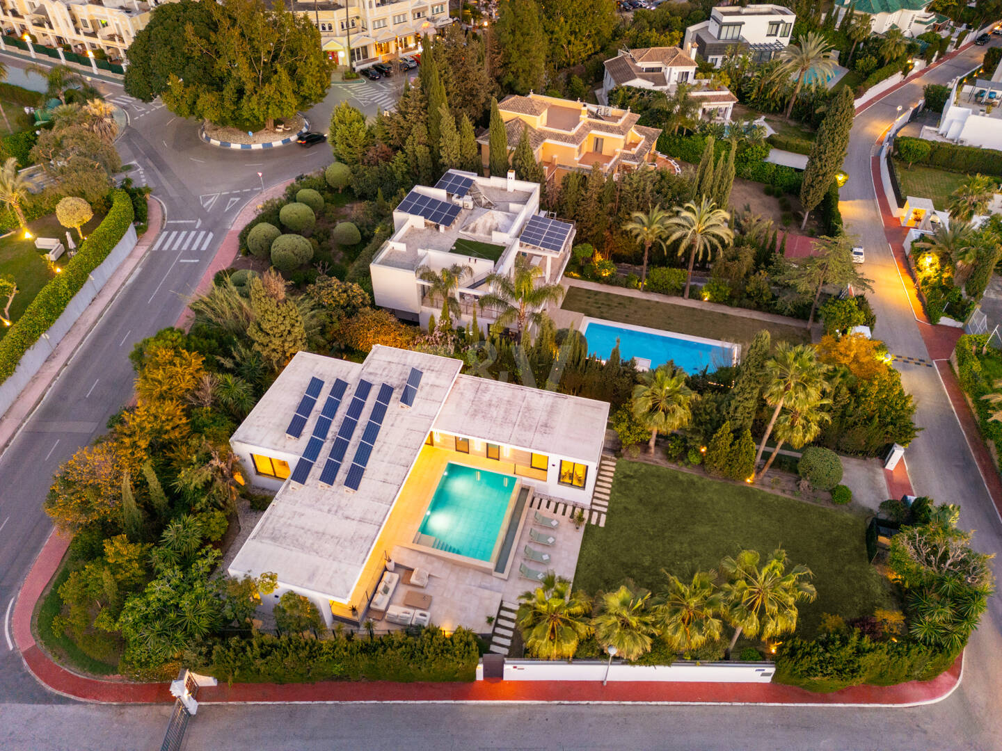 Villa contemporánea en Parcelas del Golf, con diseño, privacidad y potencial de alquiler