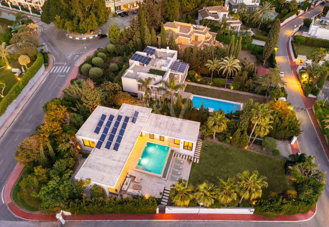 Villa contemporánea en Parcelas del Golf, con diseño, privacidad y potencial de alquiler