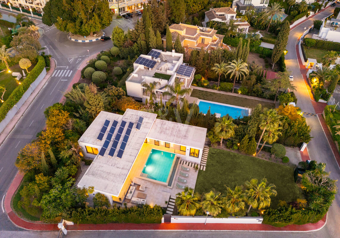 Villa moderna en una exclusiva zona residencial cerrada en Aloha , Parcelas del Golf con apartamento de invitados y potencial de alquiler