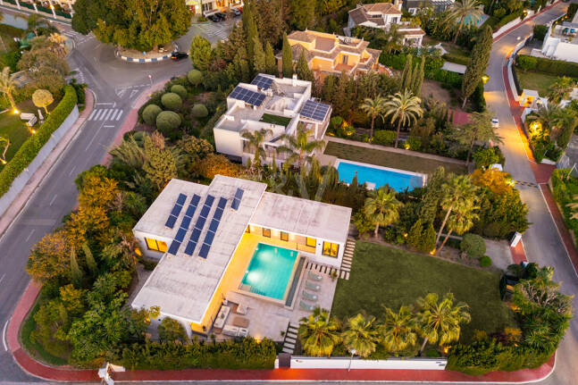 Villa contemporánea en Parcelas del Golf, con diseño, privacidad y potencial de alquiler