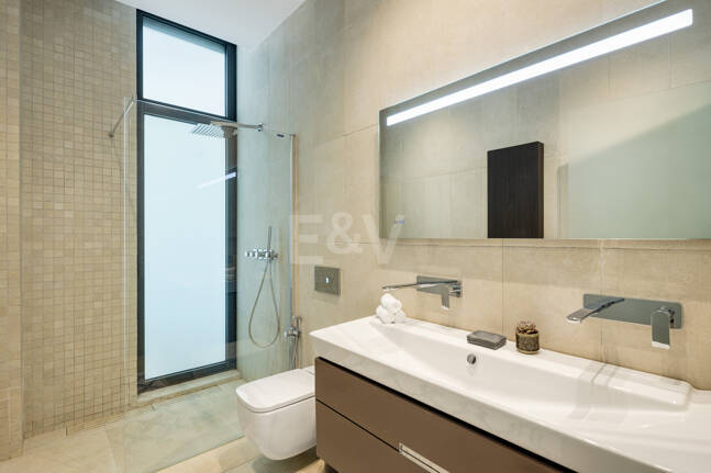 Villa contemporánea en Parcelas del Golf, con diseño, privacidad y potencial de alquiler