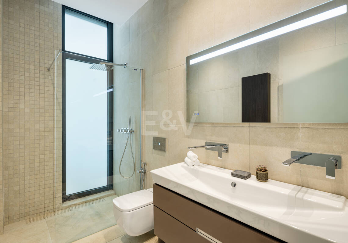 Villa moderna en una exclusiva zona residencial cerrada en Aloha , Parcelas del Golf con apartamento de invitados y potencial de alquiler