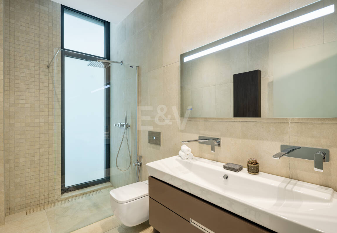 Villa contemporánea en Parcelas del Golf, con diseño, privacidad y potencial de alquiler