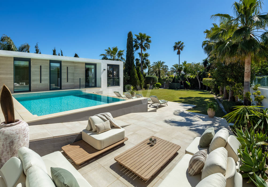 Villa moderna en una exclusiva zona residencial cerrada en Aloha , Parcelas del Golf con apartamento de invitados y potencial de alquiler