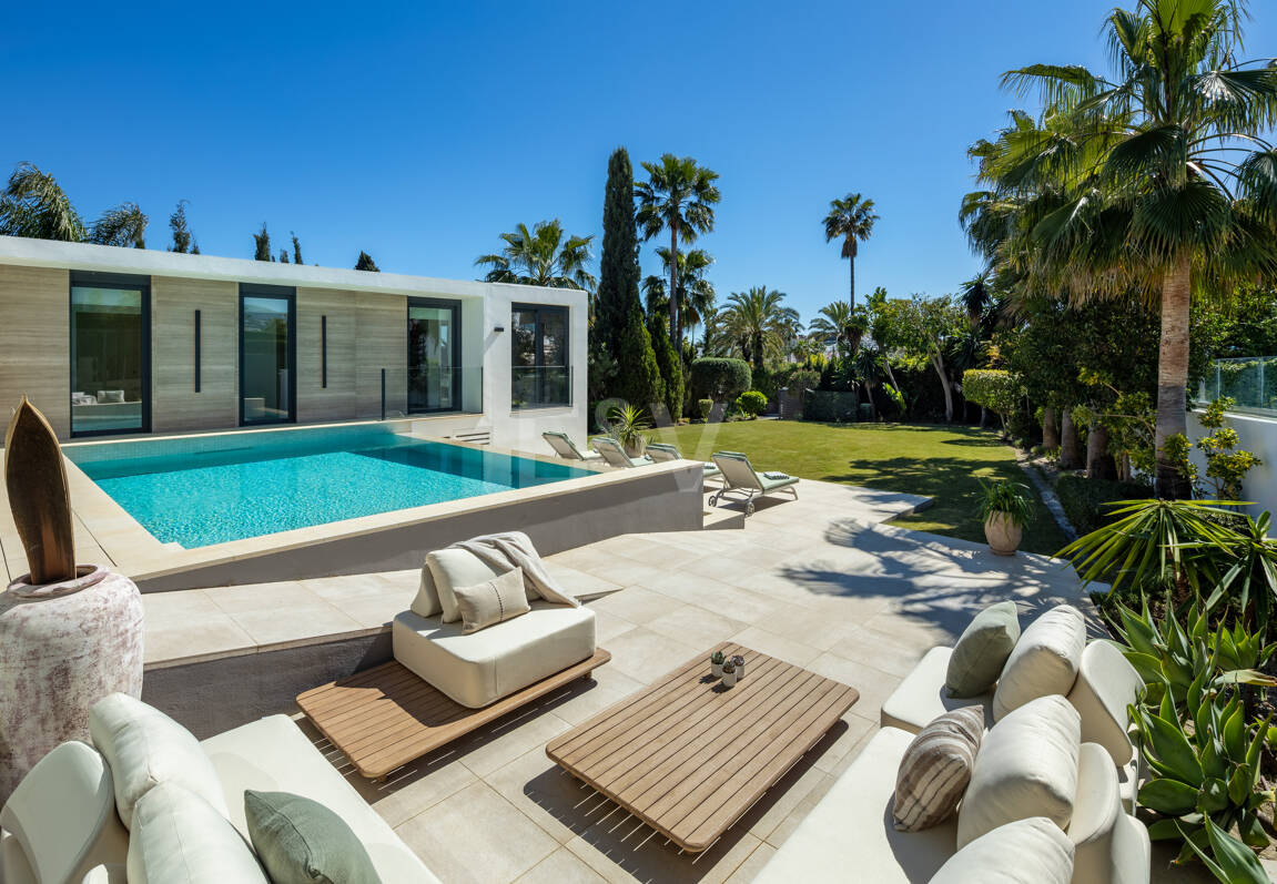 Villa contemporánea en Parcelas del Golf, con diseño, privacidad y potencial de alquiler