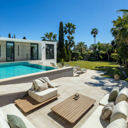 Villa contemporánea en Parcelas del Golf, con diseño, privacidad y potencial de alquiler