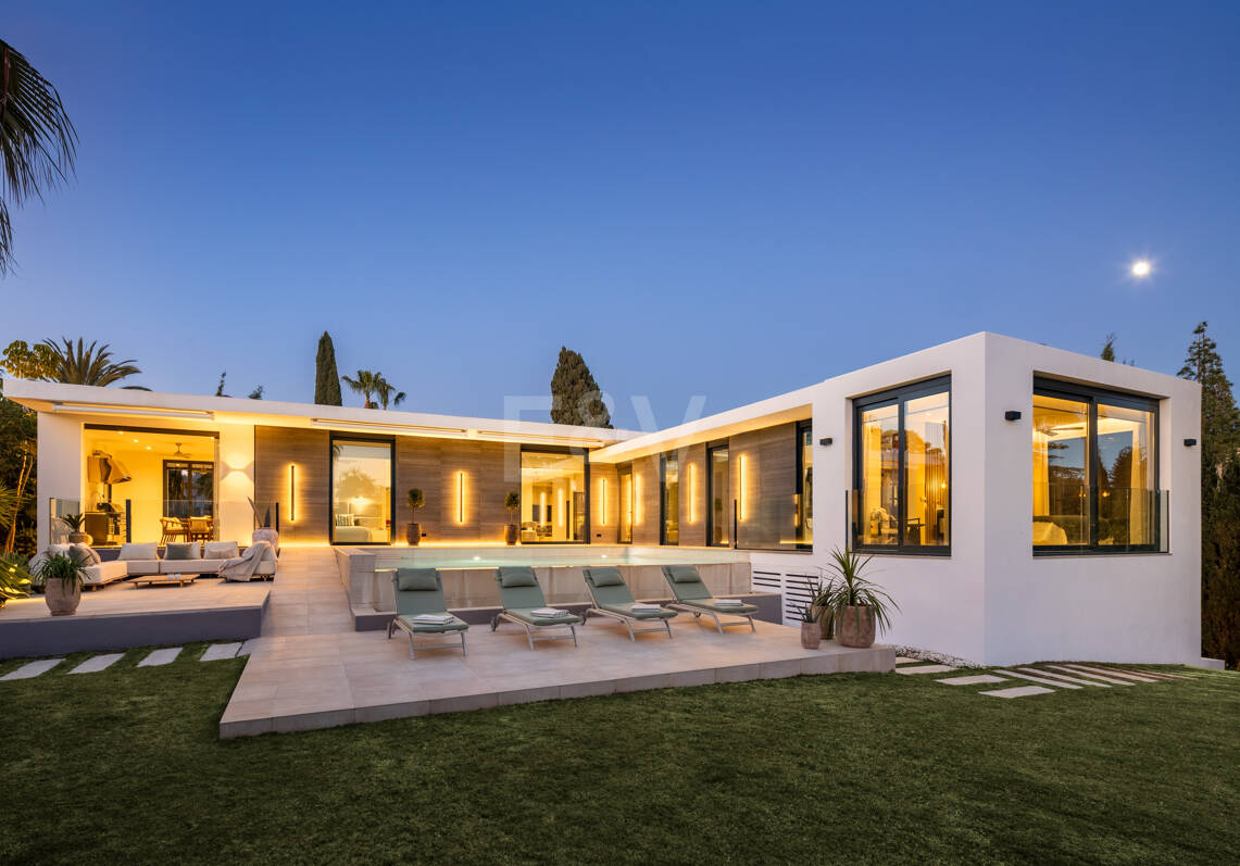 Villa moderna en una exclusiva zona residencial cerrada en Aloha , Parcelas del Golf con apartamento de invitados y potencial de alquiler