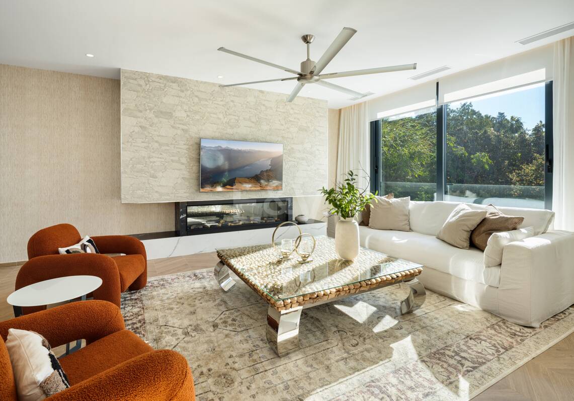 Villa moderna en una exclusiva zona residencial cerrada en Aloha , Parcelas del Golf con apartamento de invitados y potencial de alquiler