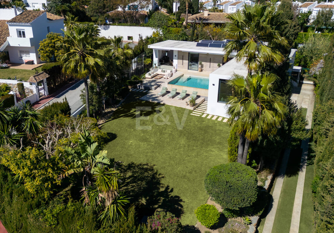 Villa moderna en una exclusiva zona residencial cerrada en Aloha , Parcelas del Golf con apartamento de invitados y potencial de alquiler