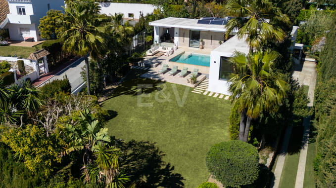 Villa moderna en una exclusiva zona residencial cerrada en Aloha , Parcelas del Golf con apartamento de invitados y potencial de alquiler