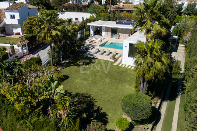 Villa contemporánea en Parcelas del Golf, con diseño, privacidad y potencial de alquiler