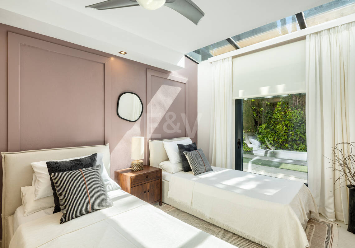 Villa moderna en una exclusiva zona residencial cerrada en Aloha , Parcelas del Golf con apartamento de invitados y potencial de alquiler
