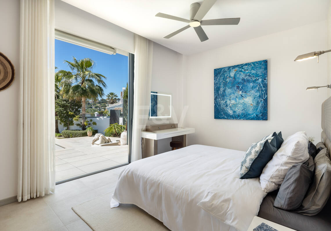 Villa moderna en una exclusiva zona residencial cerrada en Aloha , Parcelas del Golf con apartamento de invitados y potencial de alquiler