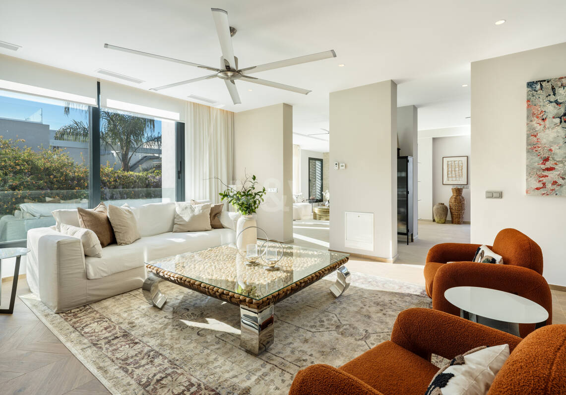 Villa moderna en una exclusiva zona residencial cerrada en Aloha , Parcelas del Golf con apartamento de invitados y potencial de alquiler