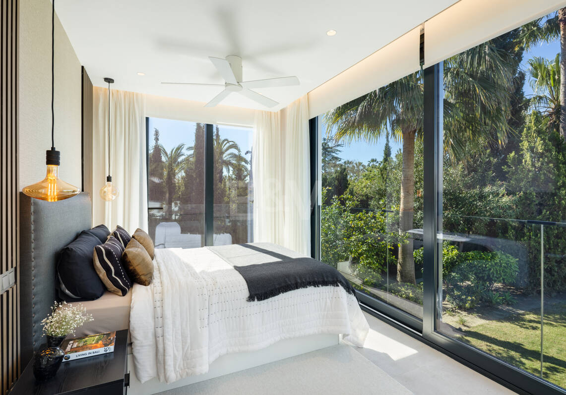 Villa moderna en una exclusiva zona residencial cerrada en Aloha , Parcelas del Golf con apartamento de invitados y potencial de alquiler