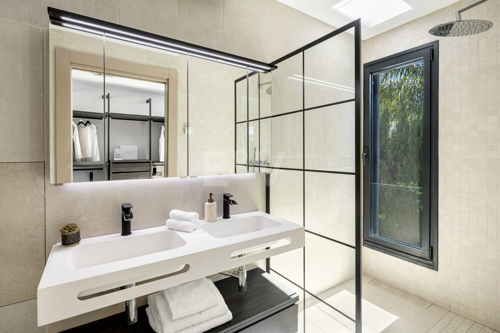 Villa contemporánea en Parcelas del Golf, con diseño, privacidad y potencial de alquiler